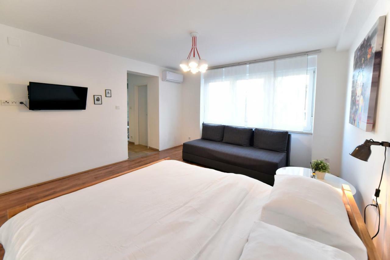 Vla Vla Apartments With Parking Apartment